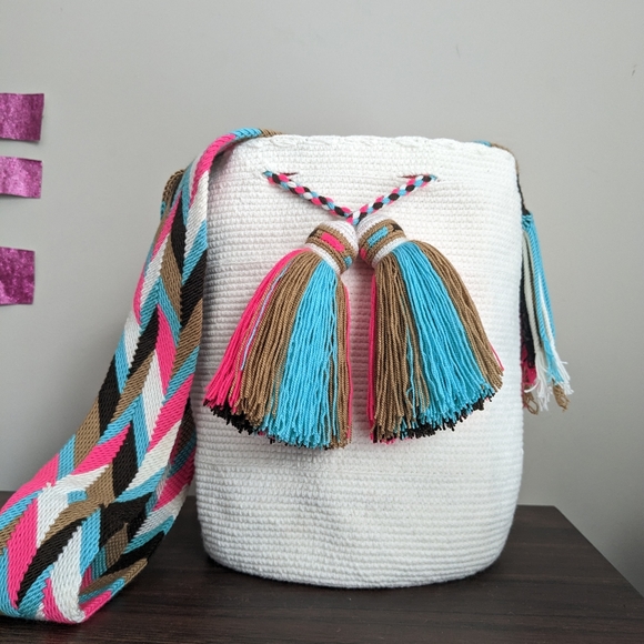 Authentic Wayuu bag/ Mochila Wayuu/ cream color/ multicolored strap/ Size M - Picture 7 of 11
